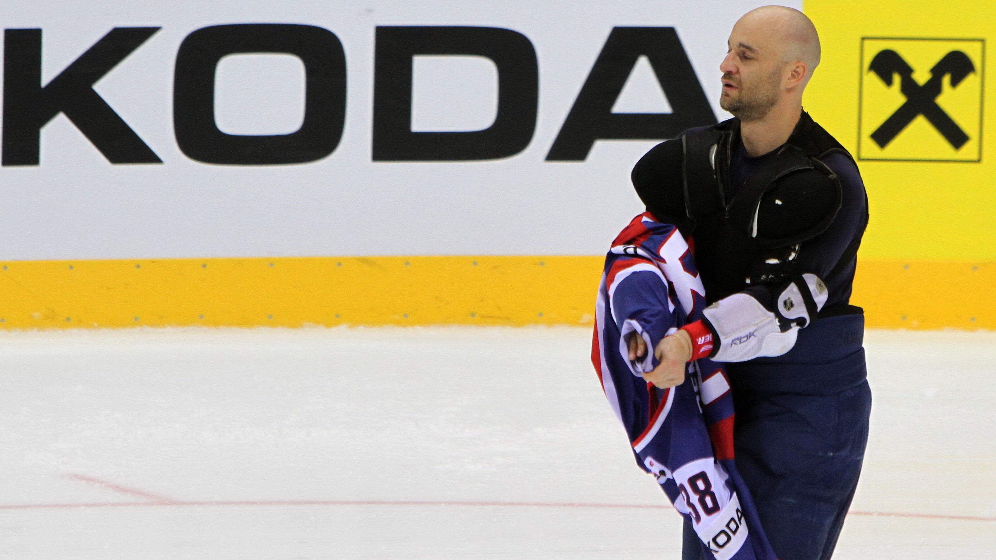 Pavol Demitra počas rozlúčky po víťaznom zápase nad Dánskom si vyzlieka reprezentačný dres